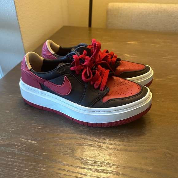 Nike - Picture 2 of 3